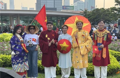 Áo dài - Biểu tượng văn hóa Việt được làm mới bởi thế hệ trẻ