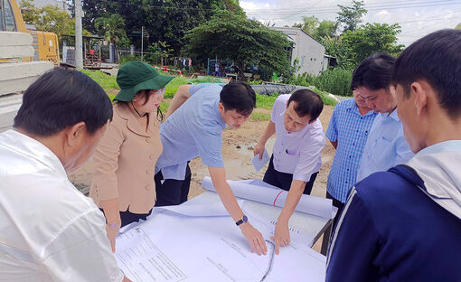 Chủ tịch UBND huyện Phú Tân kiểm tra tiến độ thi công các công trình trọng điểm