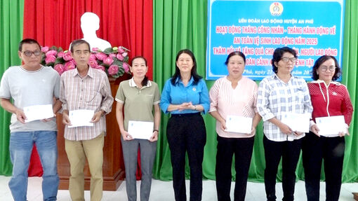 Liên đoàn Lao động huyện An Phú tặng quà đoàn viên, người lao động hoàn cảnh khó khăn