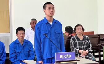 Bênh bạn, đâm người vô cớ