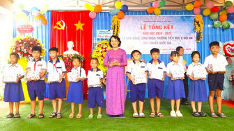 Lãnh đạo huyện Chợ Mới dự tổng kết năm học 2024 - 2025