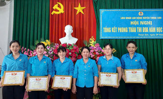 Liên đoàn Lao động huyện Thoại Sơn tổng kết phong trào thi đua khối trường học