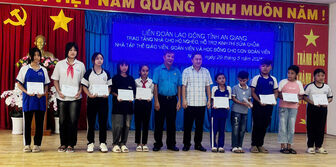 Liên đoàn Lao động tỉnh An Giang trao nhà cho người nghèo