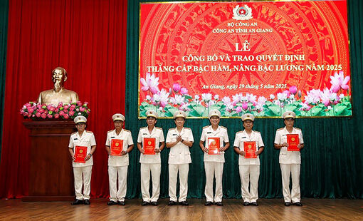Công an tỉnh An Giang trao quyết định thăng cấp bậc hàm, nâng bậc lương