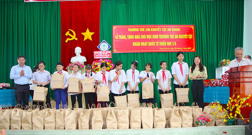 Thăm, tặng quà 282 trẻ em có hoàn cảnh đặc biệt