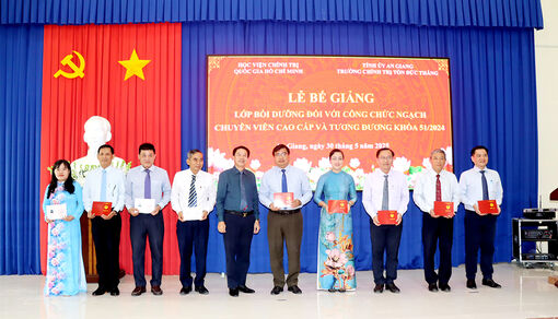 54 học viên hoàn thành lớp Bồi dưỡng ngạch chuyên viên cao cấp và tương đương