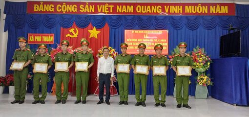 Khen thưởng tập thể, các nhân trong điều tra, khám phá nhanh vụ án đặc biệt nghiêm trọng tại xã Phú Thuận
