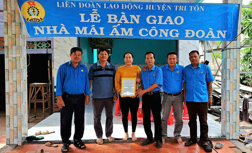 Liên đoàn Lao động Tri Tôn bàn giao nhà Mái ấm công đoàn