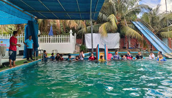 Dạy bơi cho trẻ trong dịp hè