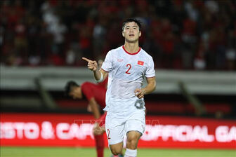 HLV Kim Sang-sik ‘vá’ hàng thủ tuyển Việt Nam