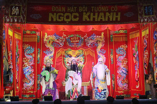 Đằng sau sân khấu hát bội