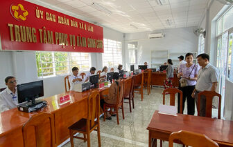 Lãnh đạo huyện Tri Tôn kiểm tra công tác vận hành trung tâm phục vụ hành chính công