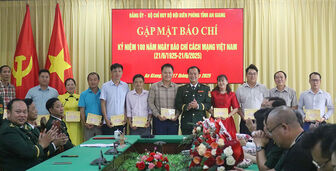 Bộ đội Biên phòng tỉnh An Giang đón nhận Huân chương Chiến công hạng Nhì