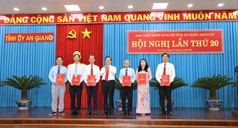 Ban Thường vụ Tỉnh ủy trao quyết định cán bộ và thành lập Báo và Phát thanh – Truyền hình An Giang