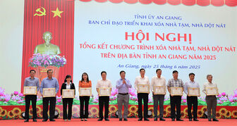Những ngôi nhà vẹn nghĩa Đảng, ấm tình dân