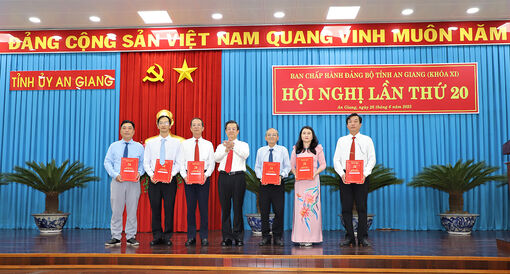 Ban Thường vụ Tỉnh ủy trao quyết định cán bộ và thành lập Báo và Phát thanh – Truyền hình An Giang