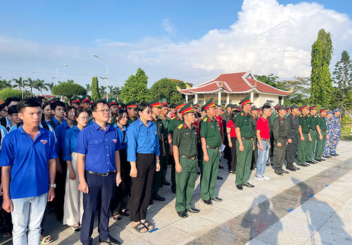 Vệ sinh khu mộ liệt sĩ tại Nghĩa trang liệt sĩ tỉnh An Giang và Nghĩa trang liệt sĩ Dốc Bà Đắc