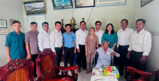 Lãnh đạo xã Ô Lâm thăm gia đình Anh hùng Lực lượng vũ trang Nhân dân, đại tá Lê Thành Cư
