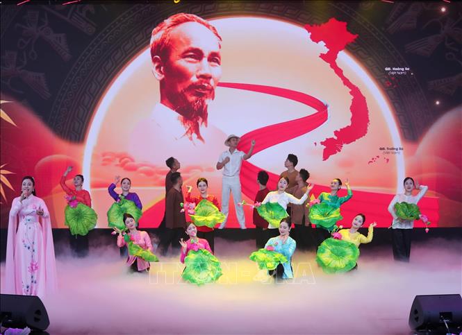 Tổng Bí thư Tô Lâm dự giao lưu nghệ thuật 'Khắc ghi lời Bác - vang nhịp quân hành'
