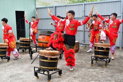 Tiếng trống lân vang vọng tình yêu văn hóa dân gian