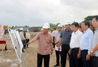 Bí thư Tỉnh ủy An Giang Nguyễn Tiến Hải kiểm tra tiến độ thi công cao tốc Châu Đốc - Cần Thơ - Sóc Trăng, đoạn qua địa phận tỉnh An Giang