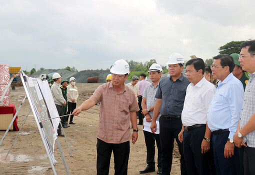 Bí thư Tỉnh ủy An Giang Nguyễn Tiến Hải kiểm tra tiến độ thi công cao tốc Châu Đốc - Cần Thơ - Sóc Trăng, đoạn qua địa phận tỉnh An Giang