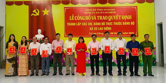 Đảng ủy xã Cù Lao Giêng công bố và trao quyết định thành lập các chi, Đảng bộ trực thuộc