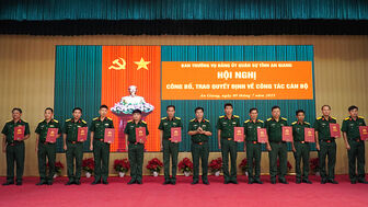 Trao quyết định về công tác cán bộ cho 85 sĩ quan