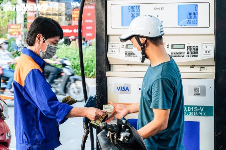 Giá xăng tăng nhiều nhất hơn 200 đồng/lít
