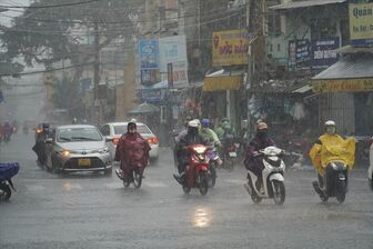 Thời tiết hôm nay (10-7): Bắc Bộ và Nam Bộ có mưa dông, miền Trung nắng nóng