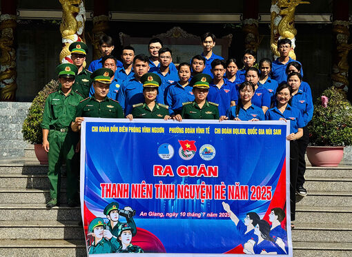 Đoàn viên, thanh niên vệ sinh Nhà bia ghi danh liệt sĩ phường Vĩnh Tế