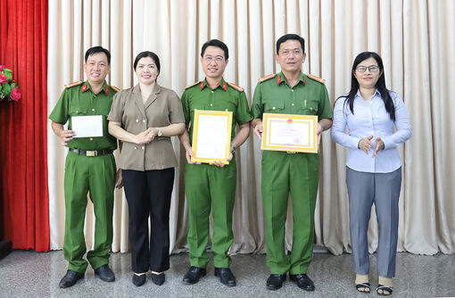 Khen thưởng đột xuất tập thể Công an phường Rạch Giá