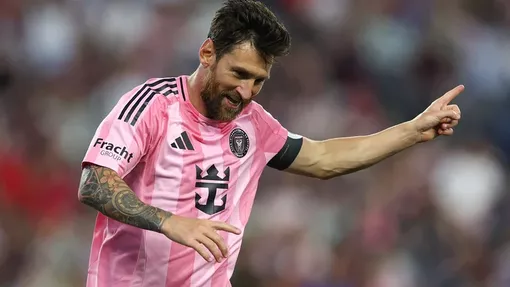 Messi lập kỷ lục mới, bỏ xa Ronaldo