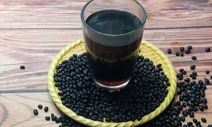 Điều gì xảy ra với cơ thể nếu uống nước đậu đen thay nước lọc mỗi ngày?