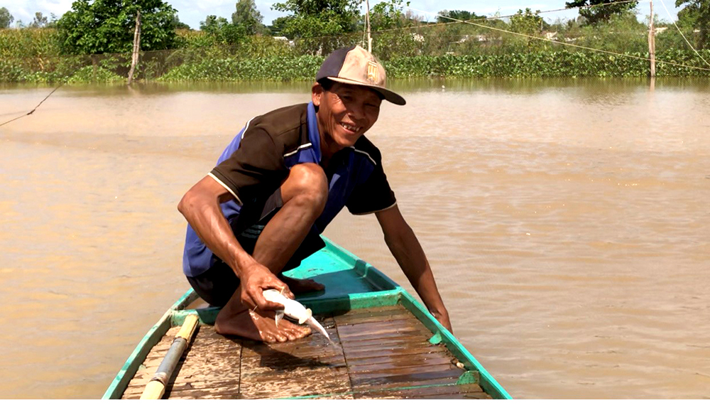 Ngư dân đầu nguồn Phú Hữu khai thác thủy sản mùa lũ