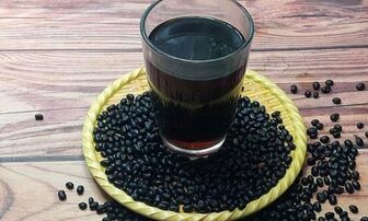 Điều gì xảy ra với cơ thể nếu uống nước đậu đen thay nước lọc mỗi ngày?
