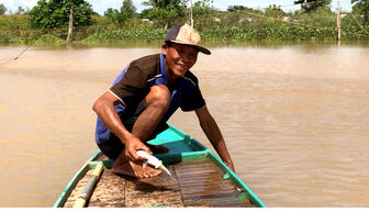 Ngư dân đầu nguồn Phú Hữu khai thác thủy sản mùa lũ