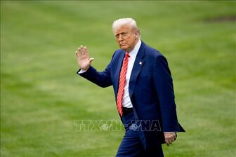 Tổng thống Donald Trump cảnh báo áp thuế mới với nhóm BRICS