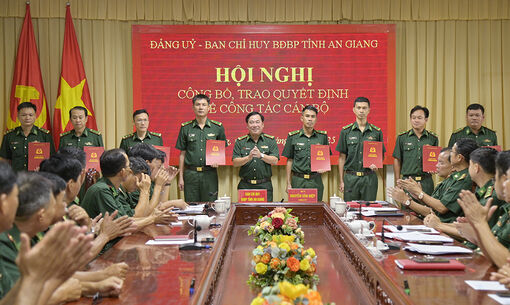 Trao quyết định về công tác cán bộ biên phòng An Giang