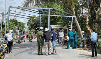 Xã Phú Hòa ra quân tháo dỡ quán, lều trại vi phạm hành lang sông