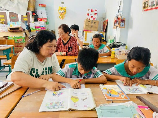 Hè về, lớp học tình thương vẫn “sáng đèn” hy vọng