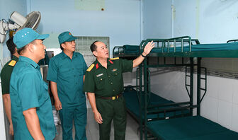 Kiểm tra, nắm tình hình hoạt động Ban Chỉ huy Quân sự phường Long Xuyên và xã An Châu