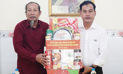 Thăm, tặng quà Hội đồng Trị sự Phật hội Hiếu Nghĩa Tà Lơn