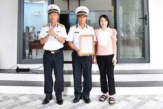 Bộ Tư lệnh Vùng 5 Hải quân bàn giao 2 nhà đồng đội
