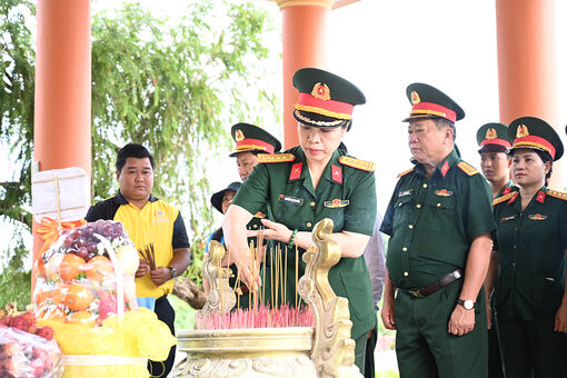 Ban Phụ nữ Quân đội trao quà tại hai xã Hòn Đất và Mỹ Thuận