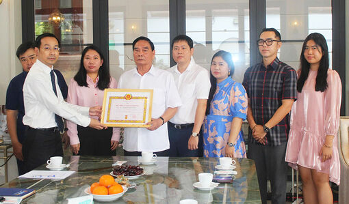 Ban Thường vụ Tỉnh ủy An Giang trao tặng Huy hiệu 55 năm tuổi Đảng cho đồng chí Nguyễn Kim Thu
