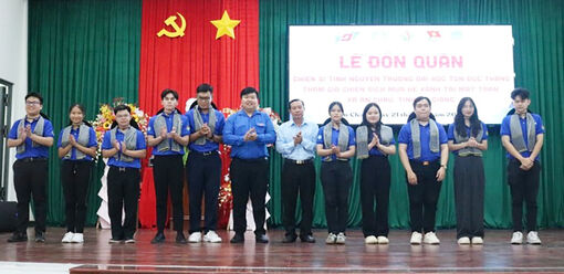 40 sinh viên tình nguyện Trường Đại học Tôn Đức Thắng tham gia chiến dịch mùa hè xanh tại xã An Châu