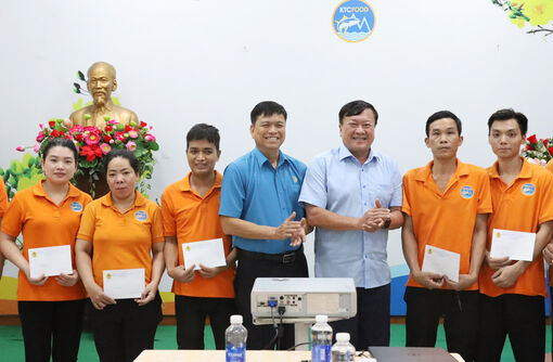Liên đoàn Lao động tỉnh tặng quà đoàn viên, người lao động và trao nhà “Mái ấm Công đoàn”