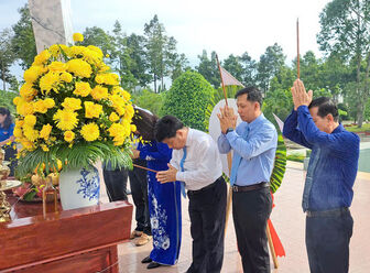Trưởng ban Tuyên giáo và Dân vận Tỉnh ủy An Giang Tống Phước Trường thăm, tặng quà người có công ở 2 xã Bình Mỹ và Thạnh Mỹ Tây