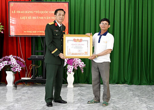 Trao bằng “Tổ quốc ghi công” liệt sĩ Huỳnh Văn Tum